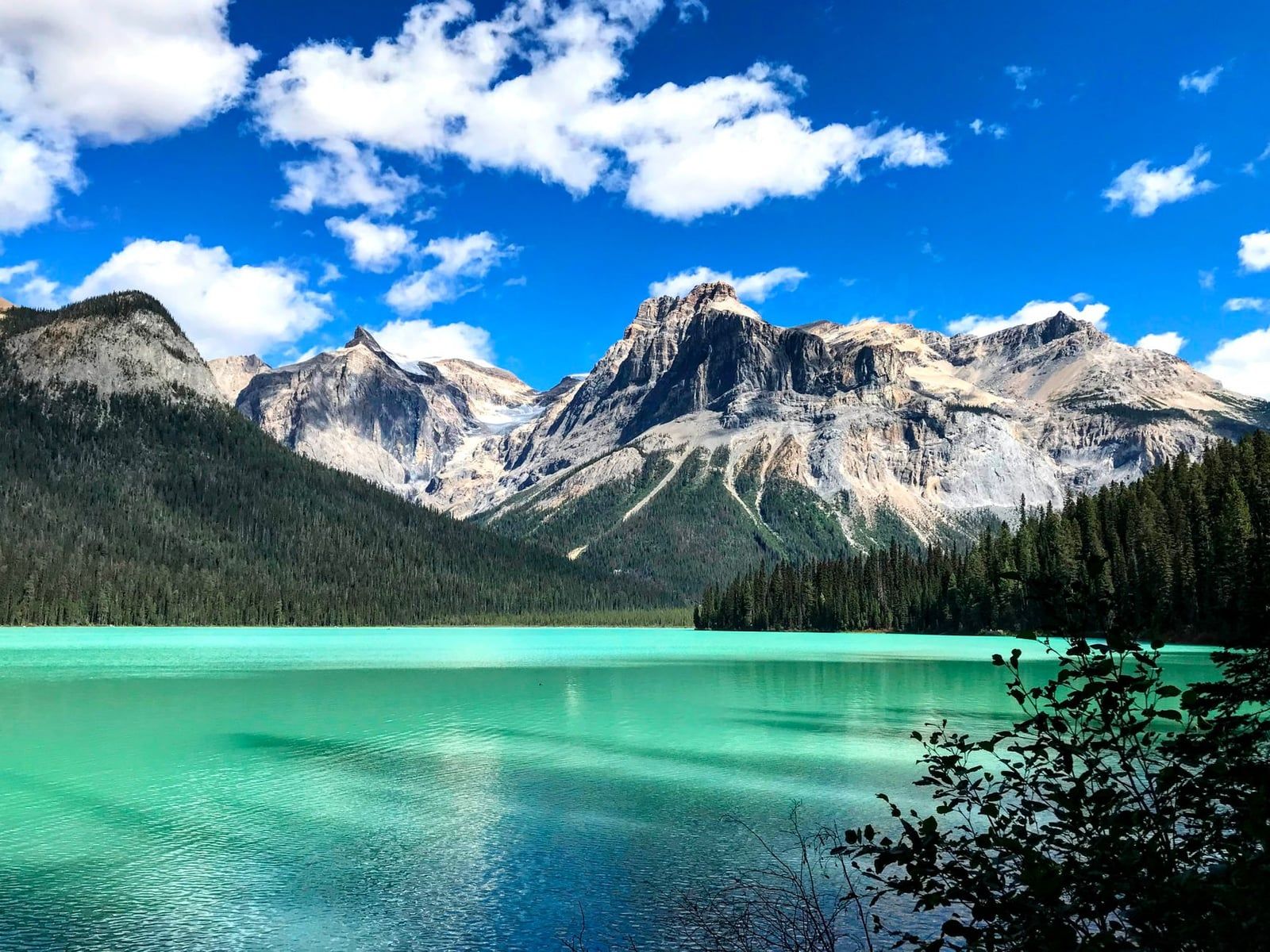 Les eaux turquoise éclatantes du lac Emerald s'étendent sous les sommets montagneux accidentés du parc national de Yoho près du parc national de Banff.