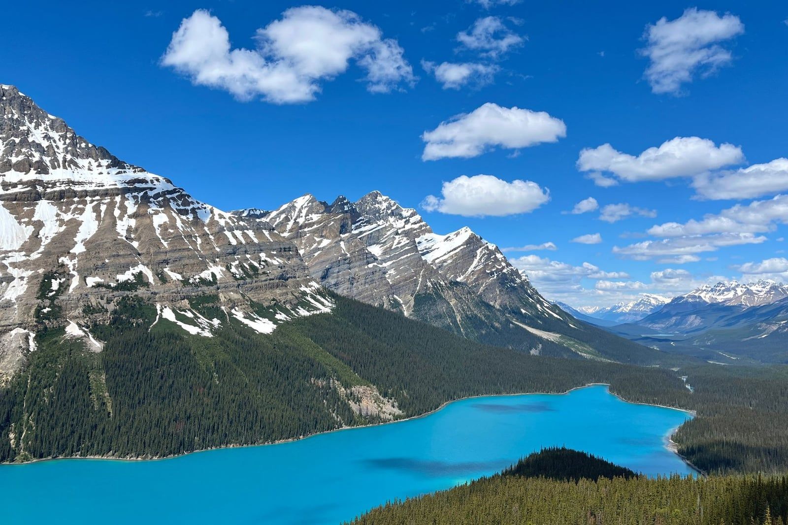 Les eaux turquoise éclatantes du lac Peyto nichées sous les pics enneigés des montagnes Rocheuses dans le parc national Banff.