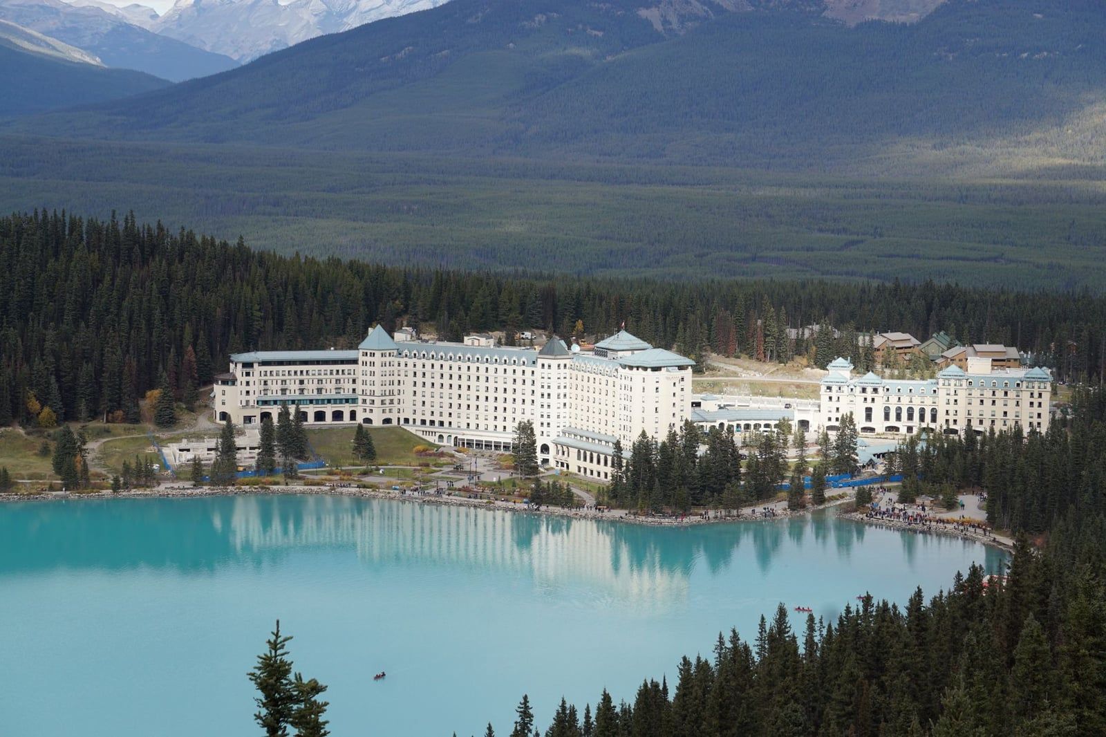 Luftaufnahme des Fairmont Chateau Lake Louise an den türkisfarbenen Gewässern des Lake Louise im Banff-Nationalpark.